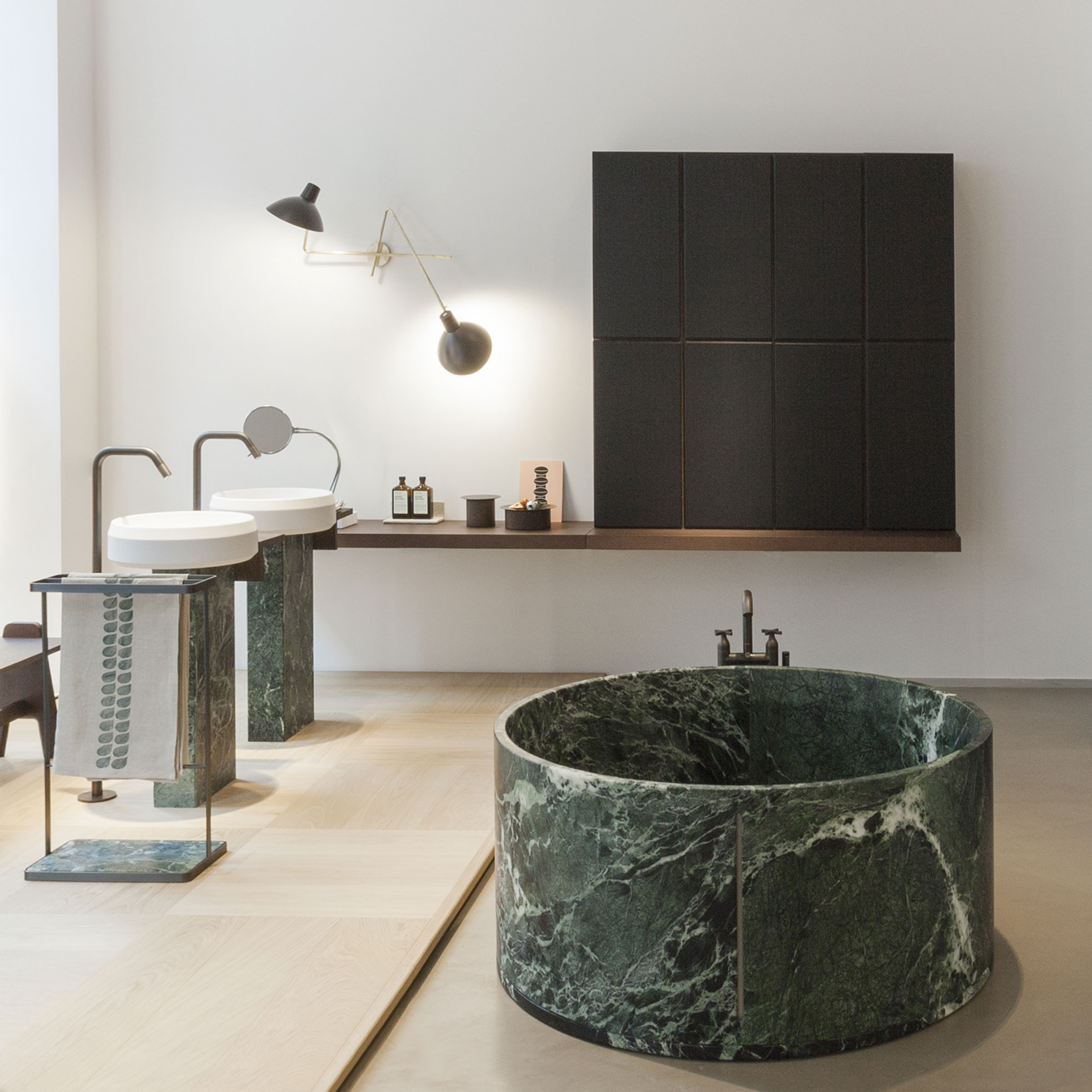 https://westonebathrooms.com/site/wp-content/uploads/2018/05/west-one-bathrooms-agape-lift-in-out-benedini-associati-amb.jpg