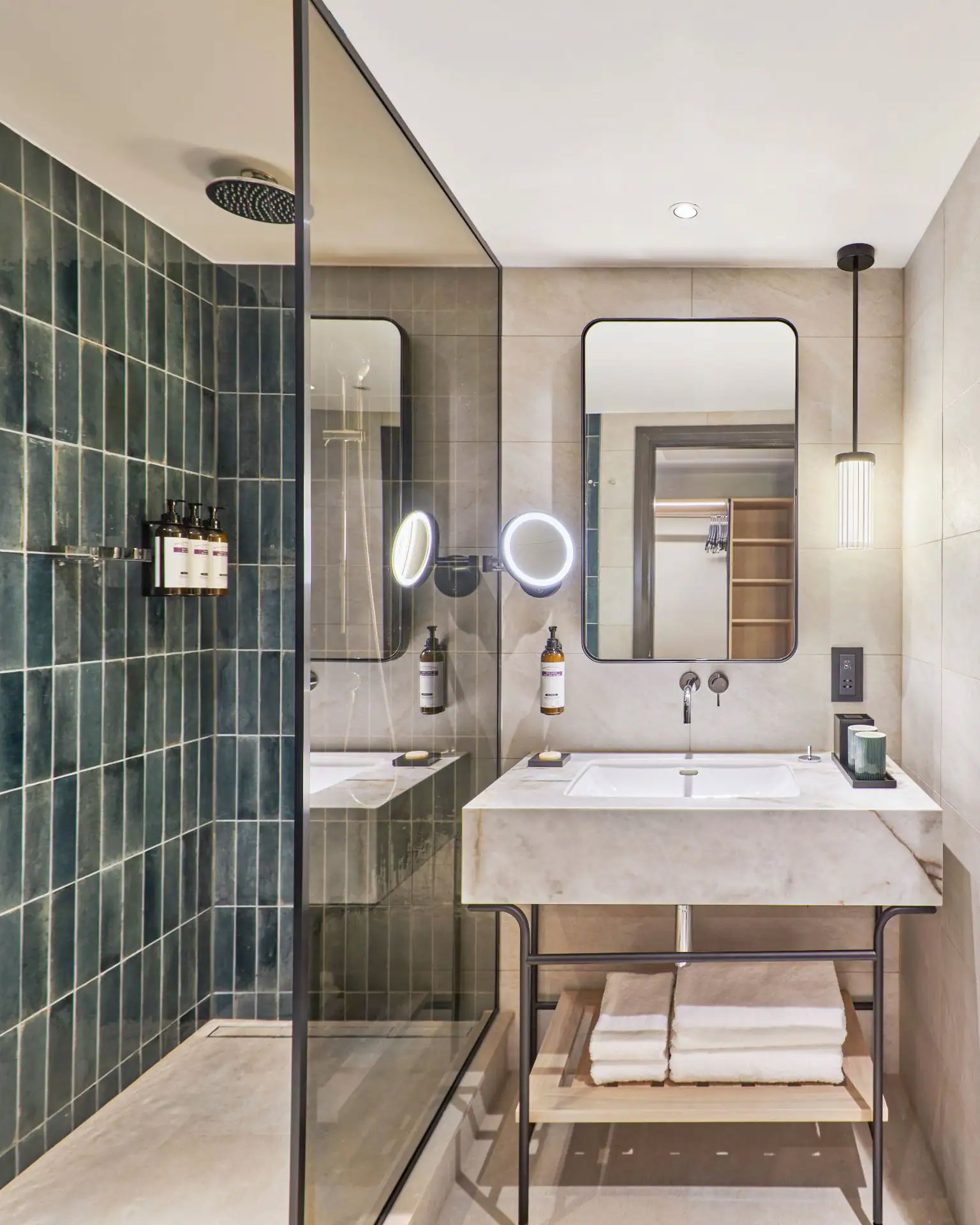 LONRB P0040 Twin Beds Guestroom Bathroom